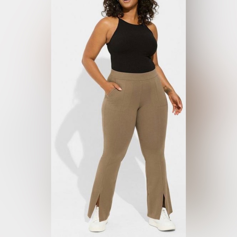 Torrid Signature Waist Front Slit Slim Bootcut Pocket Legging Size 0 ( Large )
